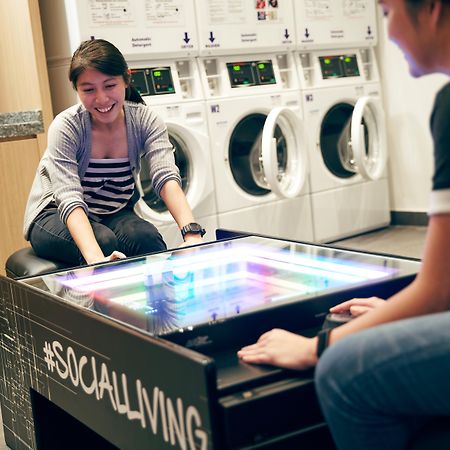 新加坡中国城凯贝丽酒店式服务公寓 外观 照片 A student playing with a game table in the laundry room