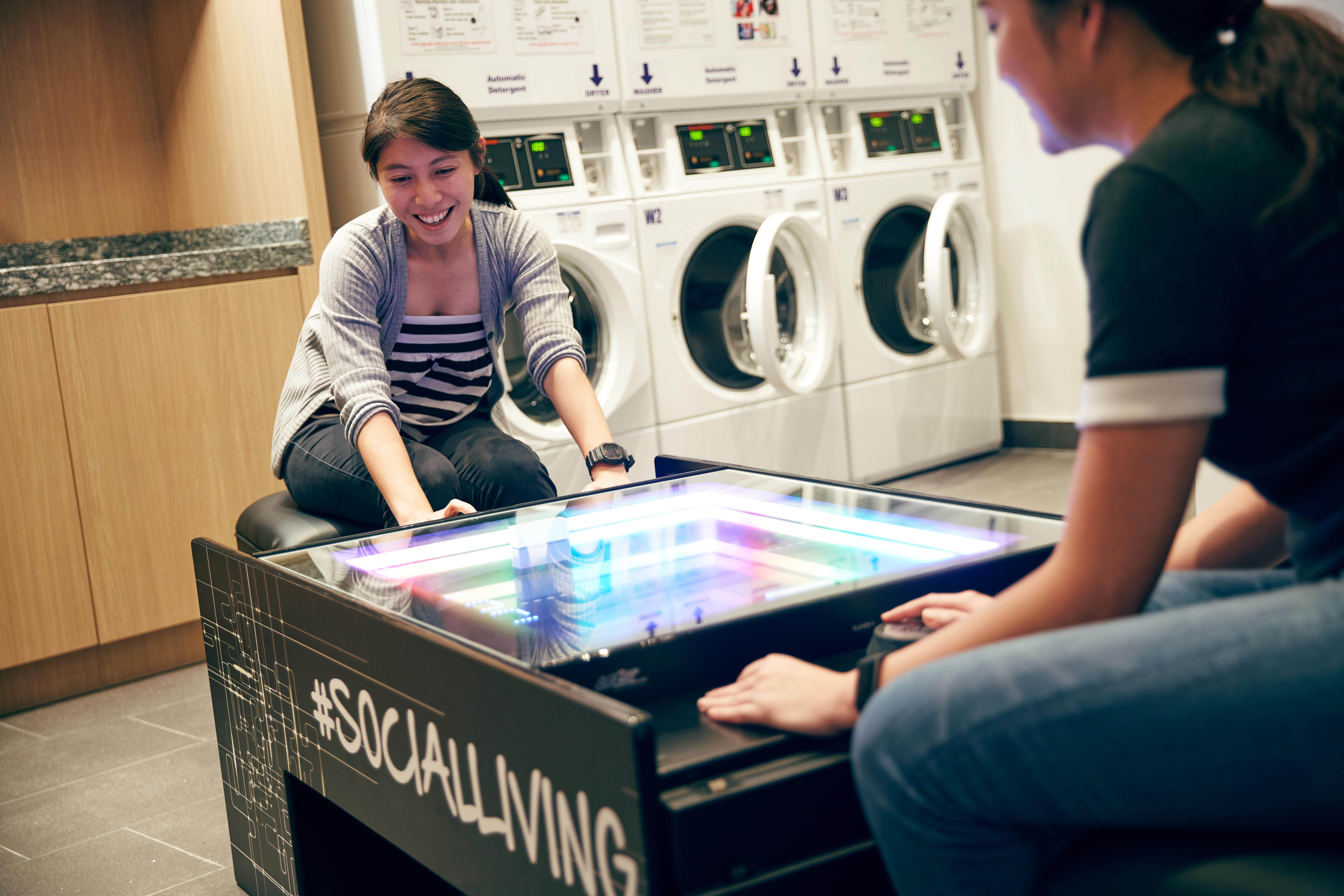 新加坡中国城凯贝丽酒店式服务公寓 外观 照片 A student playing with a game table in the laundry room