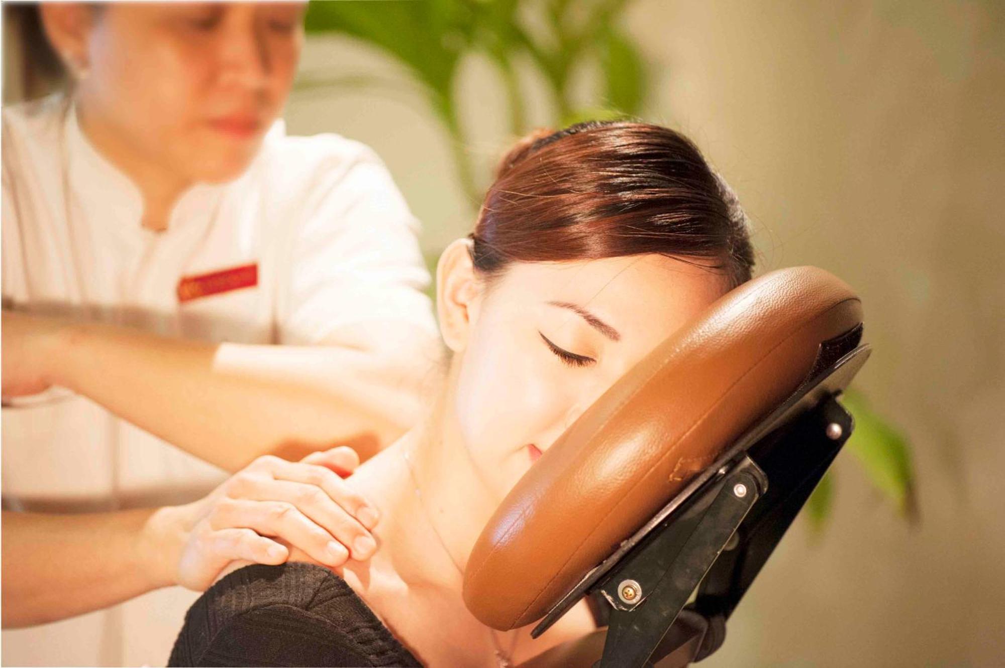 新加坡中国城凯贝丽酒店式服务公寓 外观 照片 A woman receiving a facial massage