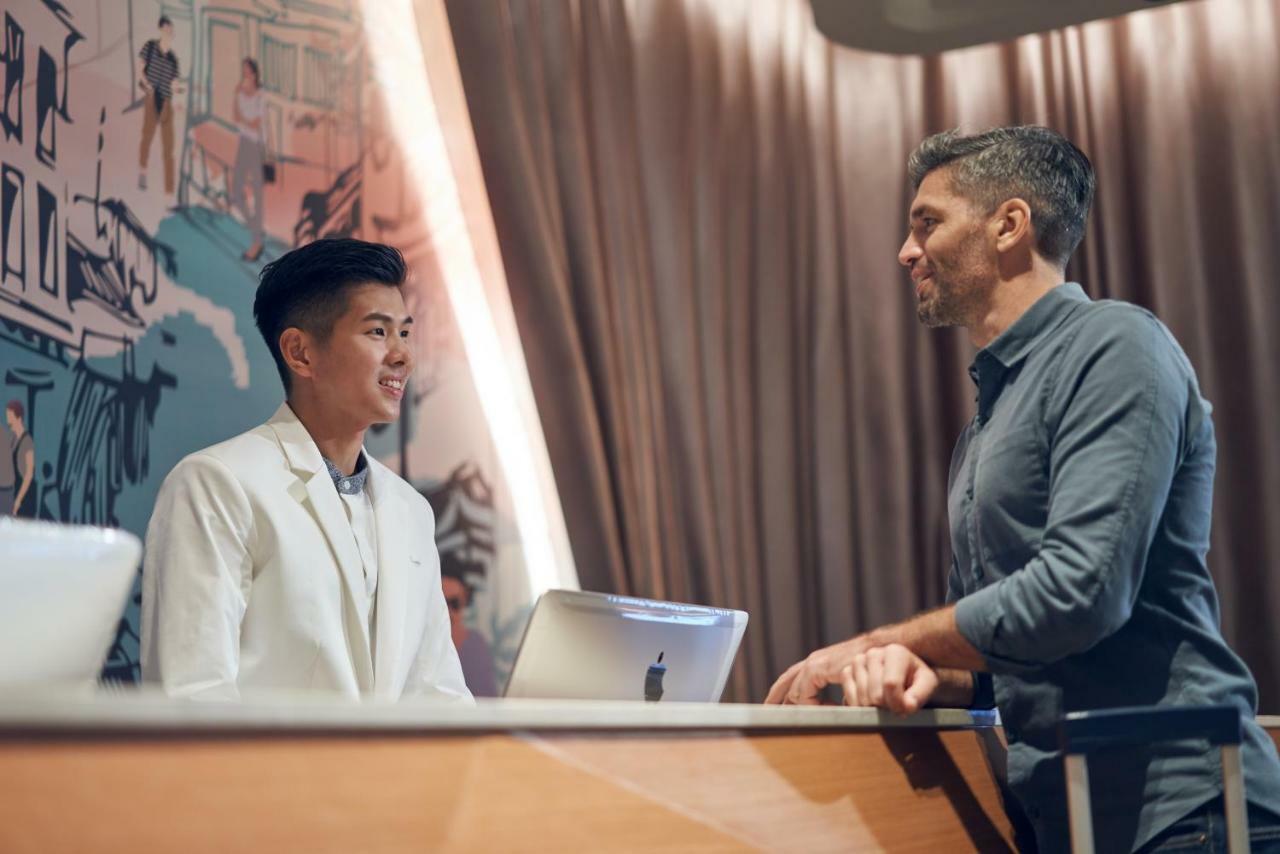 新加坡中国城凯贝丽酒店式服务公寓 外观 照片 A student at the reception desk